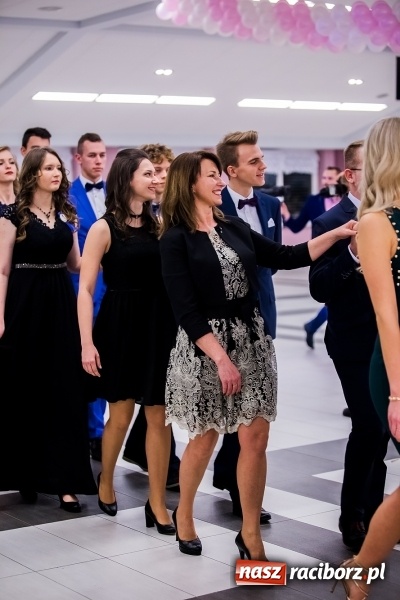 Zdjęcie w galerii na portalu naszraciborz.pl: Poloneza czas zacząć. I LO bawi się w Zakrzowie wiadomości z regionu