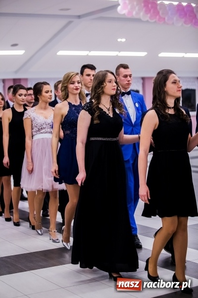 Zdjęcie w galerii na portalu naszraciborz.pl: Poloneza czas zacząć. I LO bawi się w Zakrzowie wiadomości z regionu