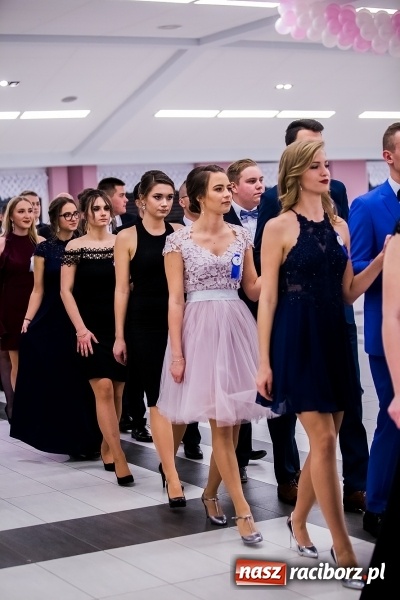 Zdjęcie w galerii na portalu naszraciborz.pl: Poloneza czas zacząć. I LO bawi się w Zakrzowie wiadomości z regionu