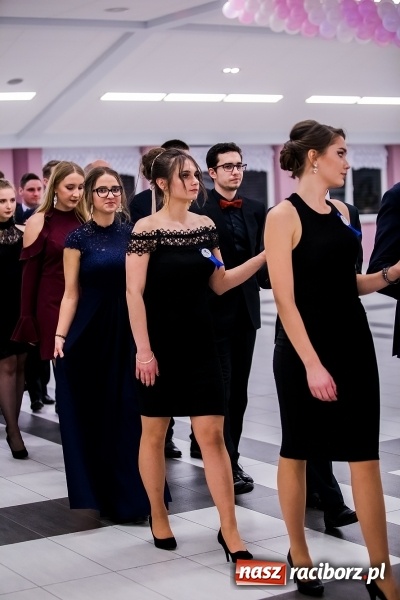 Zdjęcie w galerii na portalu naszraciborz.pl: Poloneza czas zacząć. I LO bawi się w Zakrzowie wiadomości z regionu