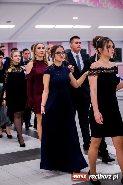 Zdjęcie w galerii na portalu naszraciborz.pl: Poloneza czas zacząć. I LO bawi się w Zakrzowie wiadomości z regionu