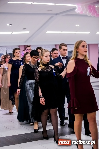 Zdjęcie w galerii na portalu naszraciborz.pl: Poloneza czas zacząć. I LO bawi się w Zakrzowie wiadomości z regionu