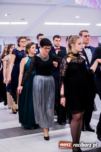 Zdjęcie w galerii na portalu naszraciborz.pl: Poloneza czas zacząć. I LO bawi się w Zakrzowie wiadomości z regionu