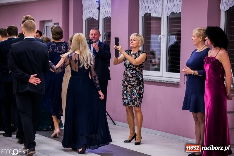 Zdjęcie w galerii na portalu naszraciborz.pl: Poloneza czas zacząć. I LO bawi się w Zakrzowie wiadomości z regionu