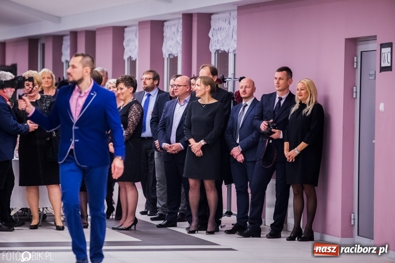 Zdjęcie w galerii na portalu naszraciborz.pl: Poloneza czas zacząć. I LO bawi się w Zakrzowie wiadomości z regionu