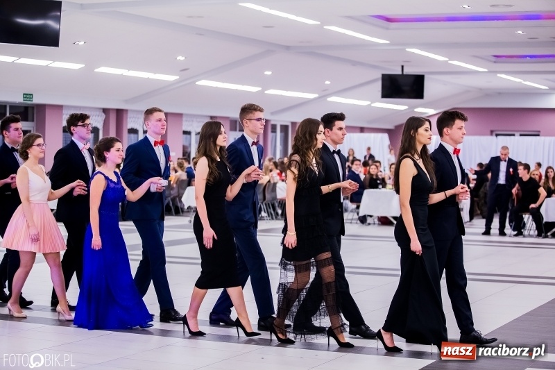 Zdjęcie w galerii na portalu naszraciborz.pl: Poloneza czas zacząć. I LO bawi się w Zakrzowie wiadomości z regionu