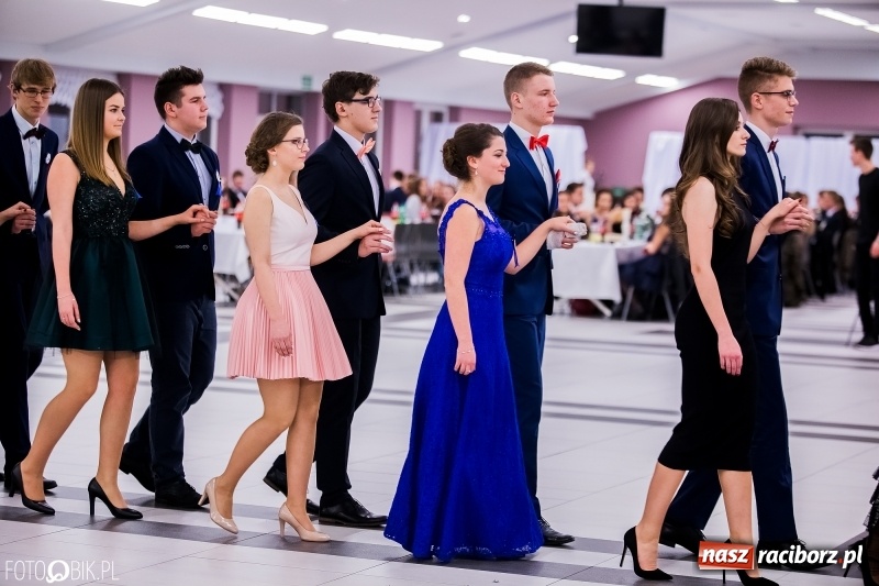 Zdjęcie w galerii na portalu naszraciborz.pl: Poloneza czas zacząć. I LO bawi się w Zakrzowie wiadomości z regionu