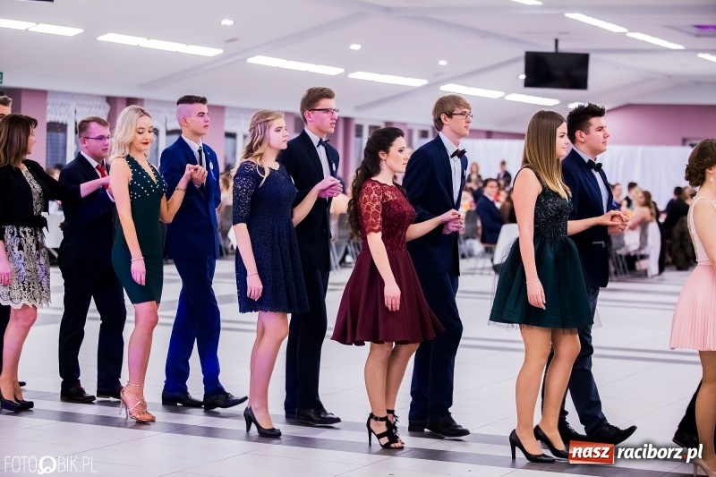 Zdjęcie w galerii na portalu naszraciborz.pl: Poloneza czas zacząć. I LO bawi się w Zakrzowie wiadomości z regionu