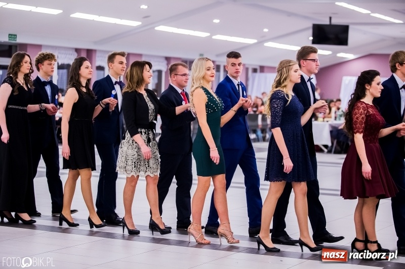 Zdjęcie w galerii na portalu naszraciborz.pl: Poloneza czas zacząć. I LO bawi się w Zakrzowie wiadomości z regionu