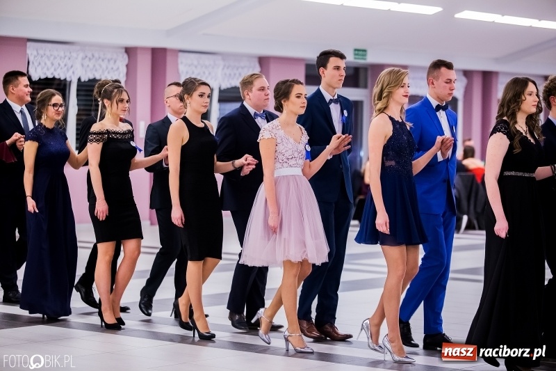 Zdjęcie w galerii na portalu naszraciborz.pl: Poloneza czas zacząć. I LO bawi się w Zakrzowie wiadomości z regionu