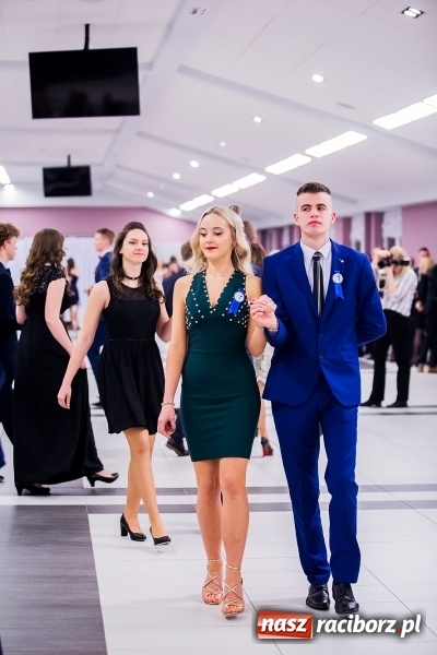 Zdjęcie w galerii na portalu naszraciborz.pl: Poloneza czas zacząć. I LO bawi się w Zakrzowie wiadomości z regionu