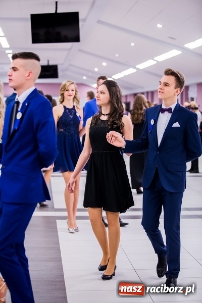 Zdjęcie w galerii na portalu naszraciborz.pl: Poloneza czas zacząć. I LO bawi się w Zakrzowie wiadomości z regionu