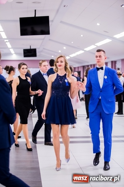 Zdjęcie w galerii na portalu naszraciborz.pl: Poloneza czas zacząć. I LO bawi się w Zakrzowie wiadomości z regionu