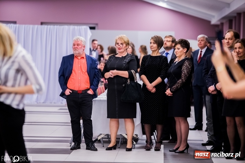 Zdjęcie w galerii na portalu naszraciborz.pl: Poloneza czas zacząć. I LO bawi się w Zakrzowie wiadomości z regionu