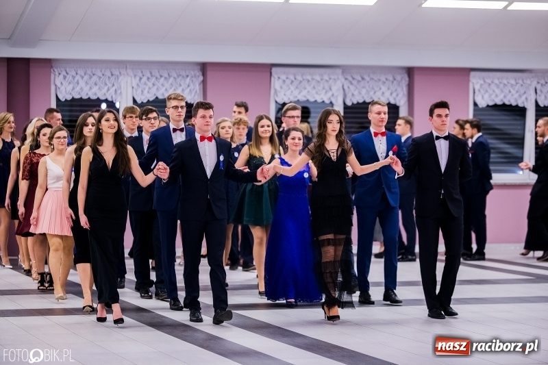 Zdjęcie w galerii na portalu naszraciborz.pl: Poloneza czas zacząć. I LO bawi się w Zakrzowie wiadomości z regionu