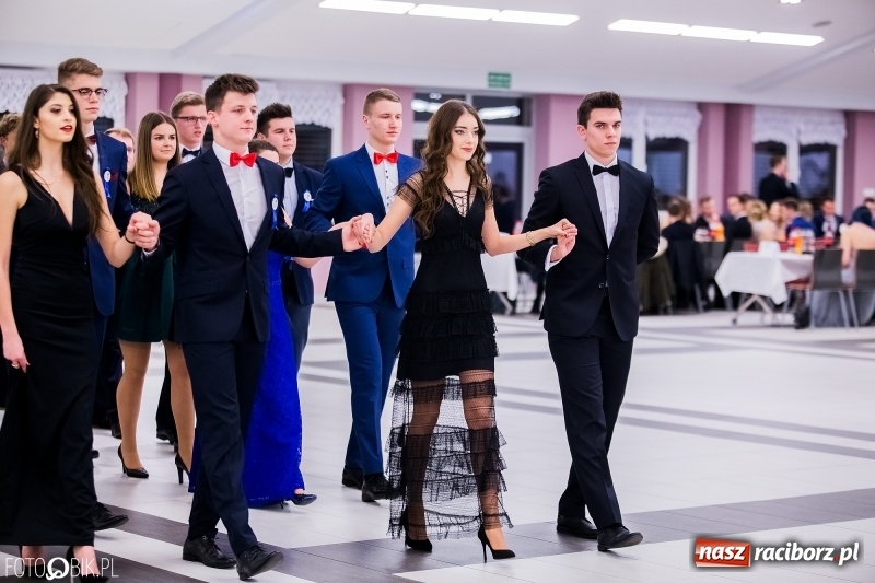 Zdjęcie w galerii na portalu naszraciborz.pl: Poloneza czas zacząć. I LO bawi się w Zakrzowie wiadomości z regionu