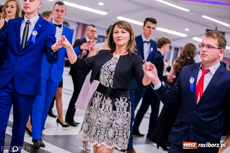 Zdjęcie w galerii na portalu naszraciborz.pl: Poloneza czas zacząć. I LO bawi się w Zakrzowie wiadomości z regionu