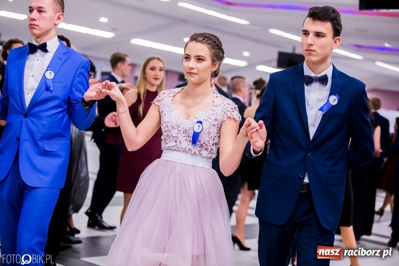 Zdjęcie w galerii na portalu naszraciborz.pl: Poloneza czas zacząć. I LO bawi się w Zakrzowie wiadomości z regionu