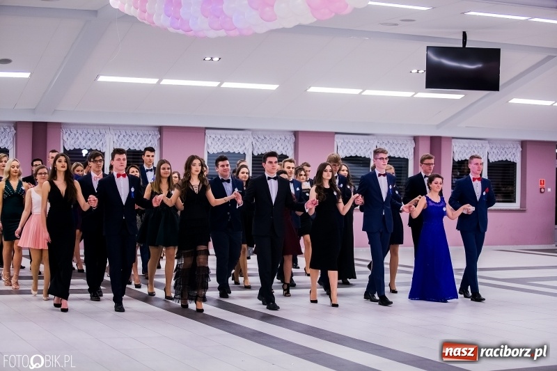 Zdjęcie w galerii na portalu naszraciborz.pl: Poloneza czas zacząć. I LO bawi się w Zakrzowie wiadomości z regionu