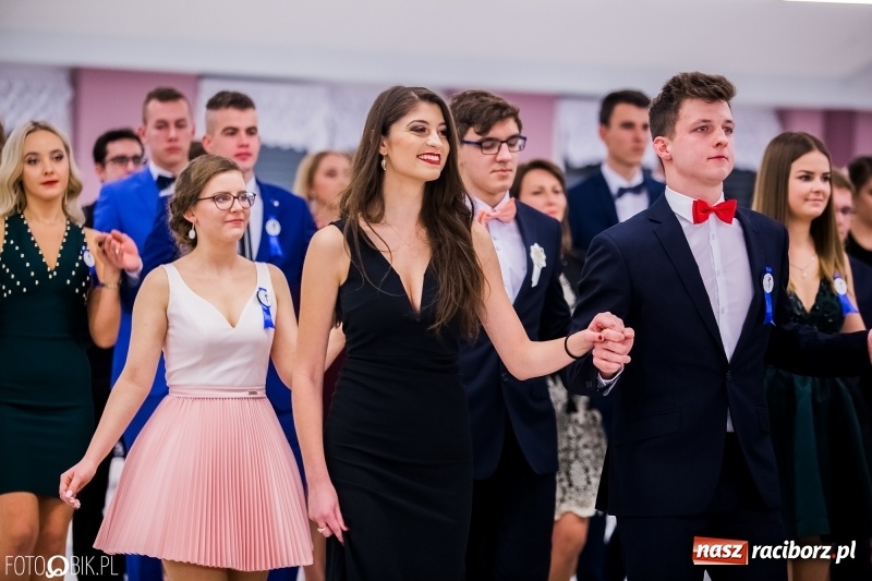 Zdjęcie w galerii na portalu naszraciborz.pl: Poloneza czas zacząć. I LO bawi się w Zakrzowie wiadomości z regionu