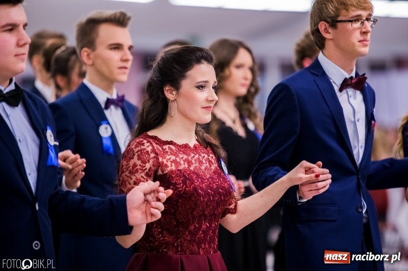 Zdjęcie w galerii na portalu naszraciborz.pl: Poloneza czas zacząć. I LO bawi się w Zakrzowie wiadomości z regionu