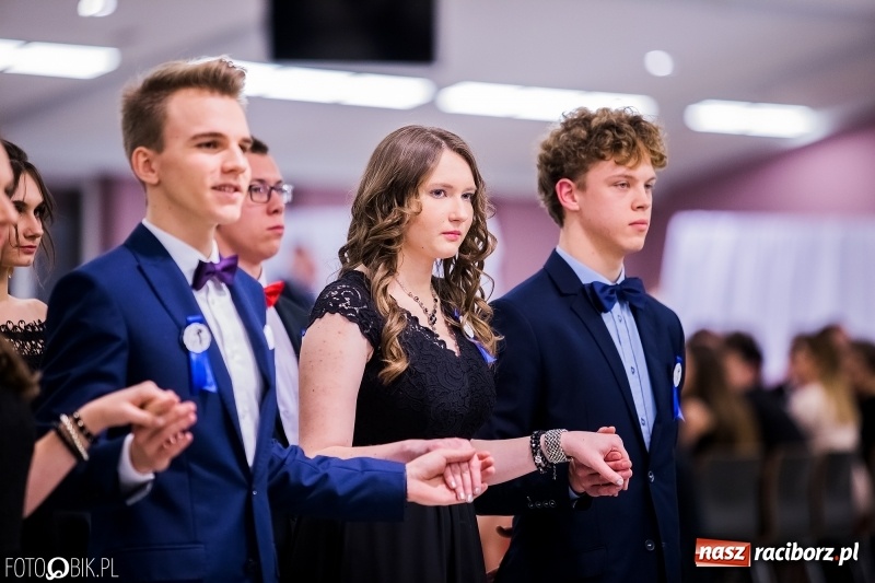 Zdjęcie w galerii na portalu naszraciborz.pl: Poloneza czas zacząć. I LO bawi się w Zakrzowie wiadomości z regionu