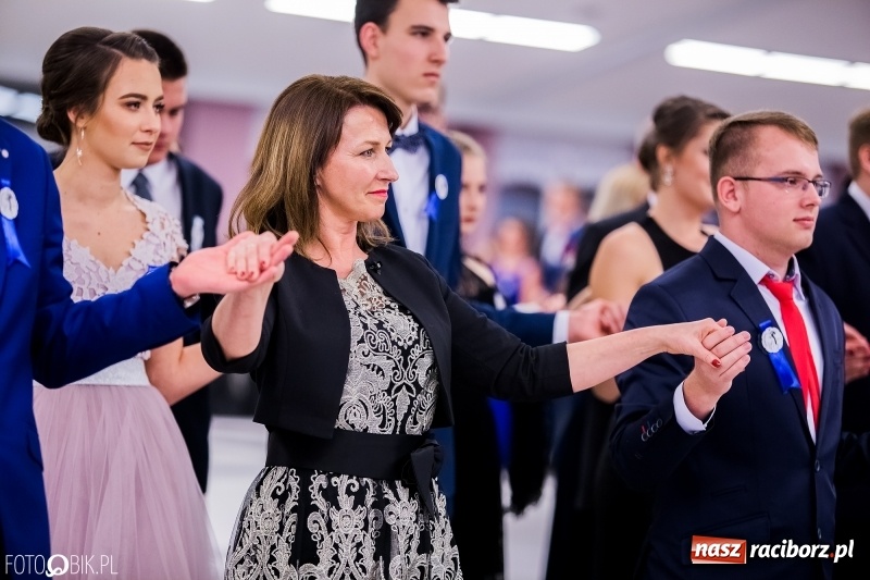 Zdjęcie w galerii na portalu naszraciborz.pl: Poloneza czas zacząć. I LO bawi się w Zakrzowie wiadomości z regionu
