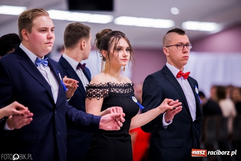 Zdjęcie w galerii na portalu naszraciborz.pl: Poloneza czas zacząć. I LO bawi się w Zakrzowie wiadomości z regionu