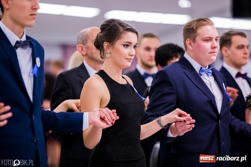 Zdjęcie w galerii na portalu naszraciborz.pl: Poloneza czas zacząć. I LO bawi się w Zakrzowie wiadomości z regionu