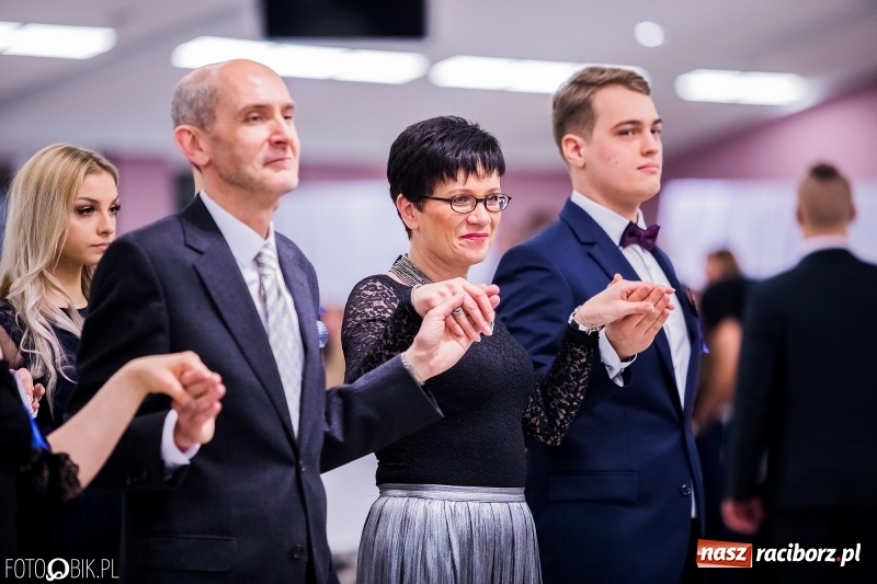 Zdjęcie w galerii na portalu naszraciborz.pl: Poloneza czas zacząć. I LO bawi się w Zakrzowie wiadomości z regionu