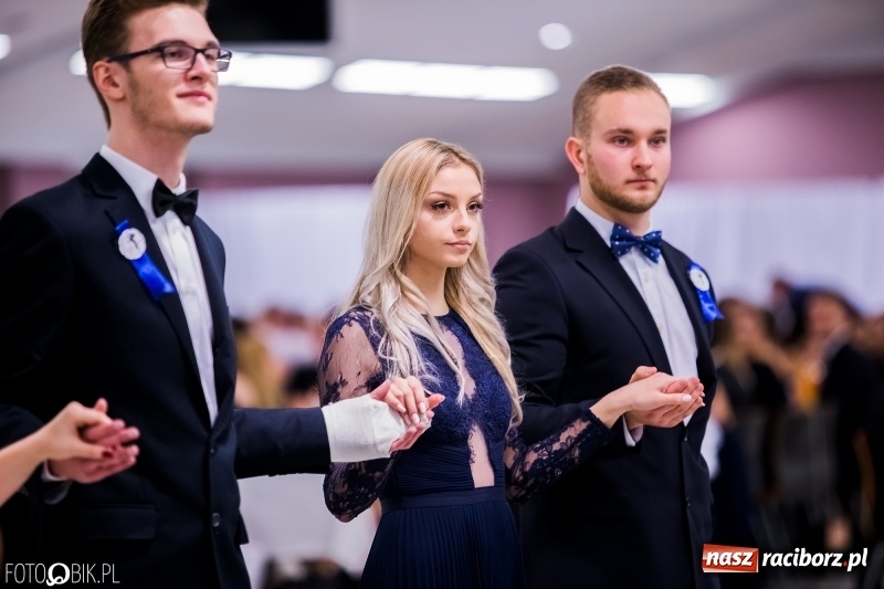 Zdjęcie w galerii na portalu naszraciborz.pl: Poloneza czas zacząć. I LO bawi się w Zakrzowie wiadomości z regionu