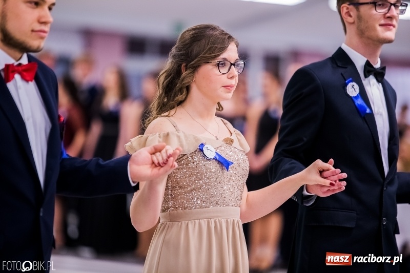 Zdjęcie w galerii na portalu naszraciborz.pl: Poloneza czas zacząć. I LO bawi się w Zakrzowie wiadomości z regionu