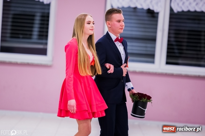 Zdjęcie w galerii na portalu naszraciborz.pl: Poloneza czas zacząć. I LO bawi się w Zakrzowie wiadomości z regionu