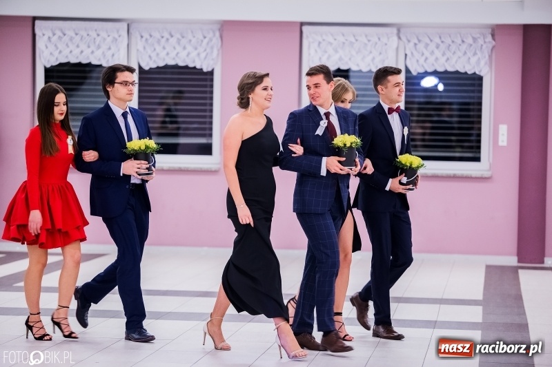 Zdjęcie w galerii na portalu naszraciborz.pl: Poloneza czas zacząć. I LO bawi się w Zakrzowie wiadomości z regionu