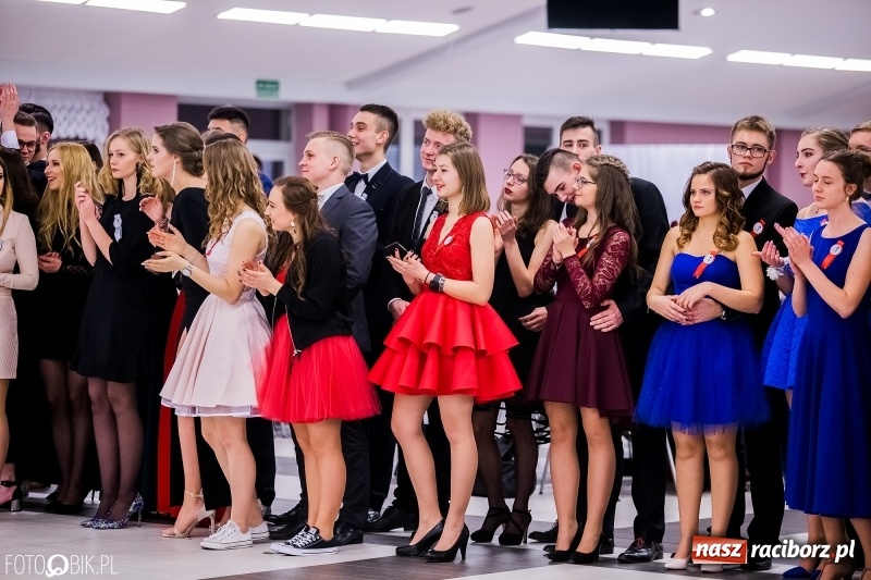 Zdjęcie w galerii na portalu naszraciborz.pl: Poloneza czas zacząć. I LO bawi się w Zakrzowie wiadomości z regionu