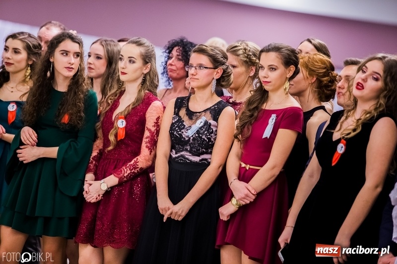 Zdjęcie w galerii na portalu naszraciborz.pl: Poloneza czas zacząć. I LO bawi się w Zakrzowie wiadomości z regionu