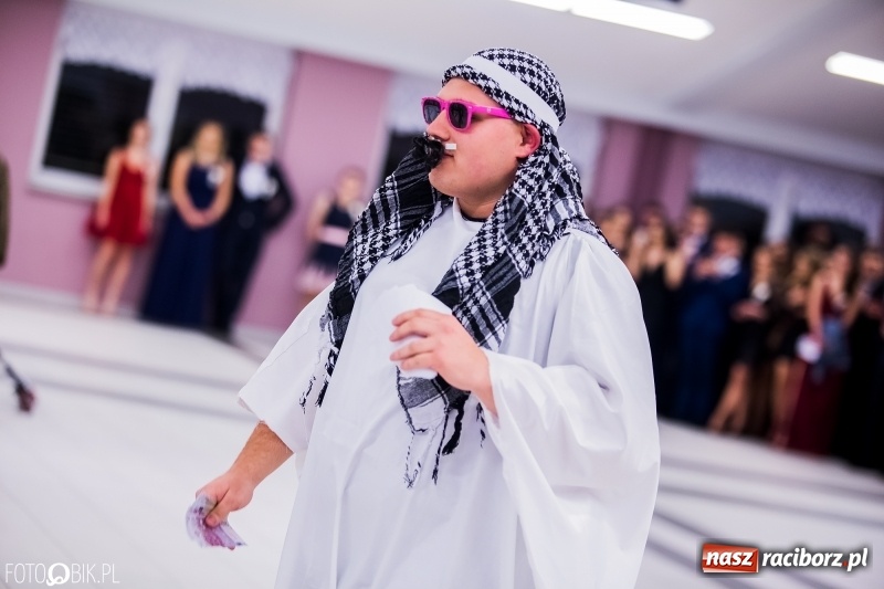 Zdjęcie w galerii na portalu naszraciborz.pl: Poloneza czas zacząć. I LO bawi się w Zakrzowie wiadomości z regionu