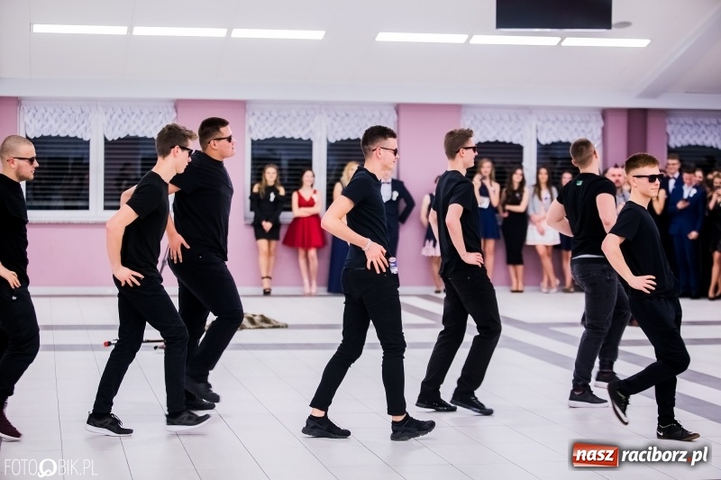 Zdjęcie w galerii na portalu naszraciborz.pl: Poloneza czas zacząć. I LO bawi się w Zakrzowie wiadomości z regionu