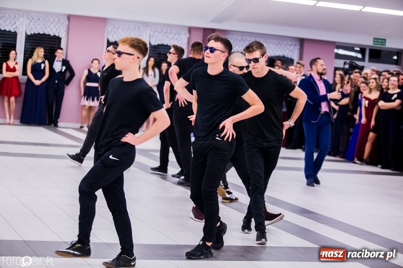 Zdjęcie w galerii na portalu naszraciborz.pl: Poloneza czas zacząć. I LO bawi się w Zakrzowie wiadomości z regionu