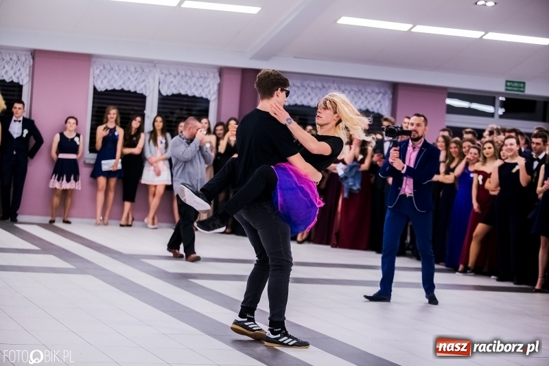 Zdjęcie w galerii na portalu naszraciborz.pl: Poloneza czas zacząć. I LO bawi się w Zakrzowie wiadomości z regionu