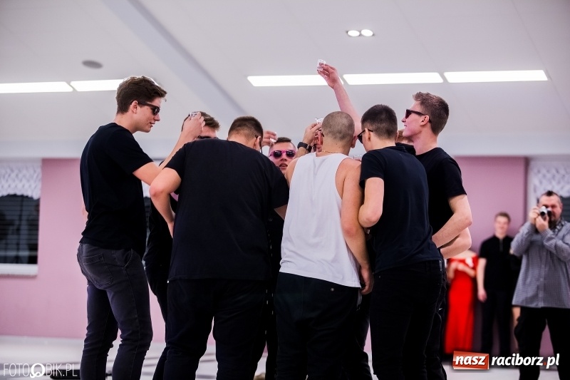 Zdjęcie w galerii na portalu naszraciborz.pl: Poloneza czas zacząć. I LO bawi się w Zakrzowie wiadomości z regionu