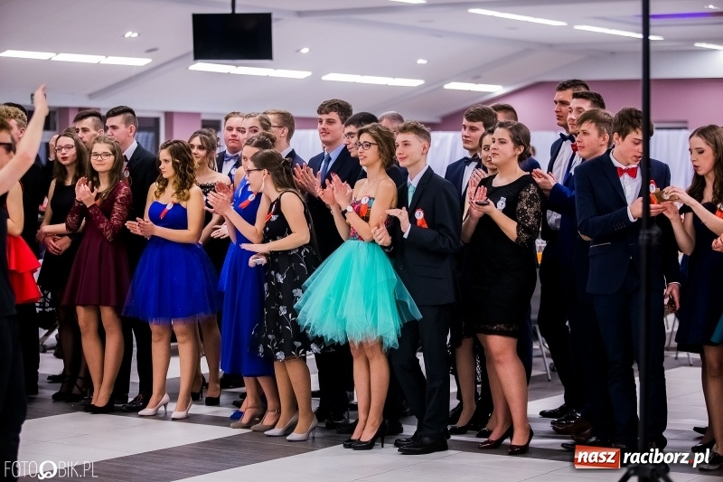 Zdjęcie w galerii na portalu naszraciborz.pl: Poloneza czas zacząć. I LO bawi się w Zakrzowie wiadomości z regionu