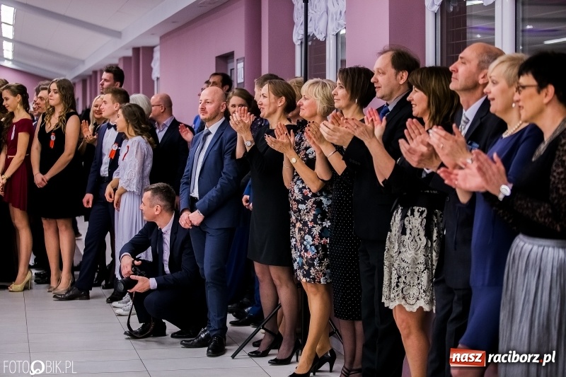 Zdjęcie w galerii na portalu naszraciborz.pl: Poloneza czas zacząć. I LO bawi się w Zakrzowie wiadomości z regionu