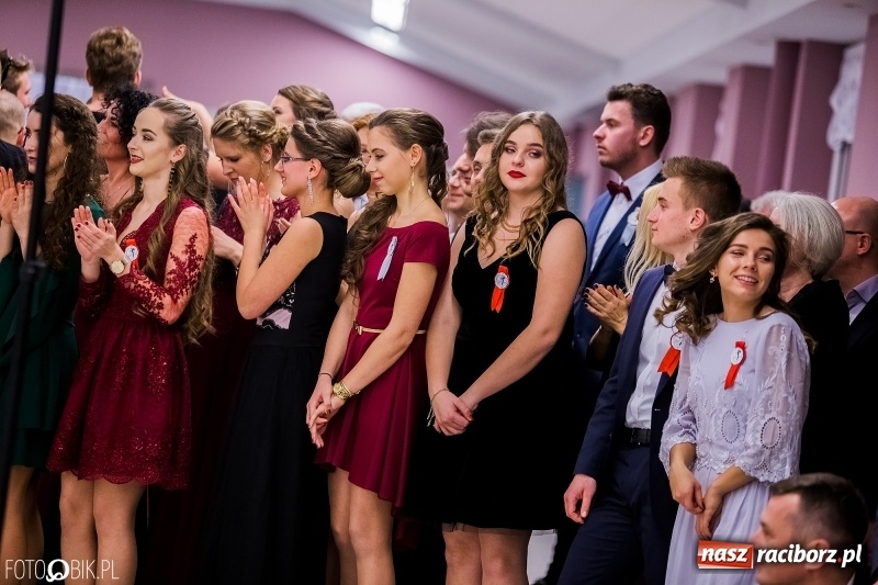 Zdjęcie w galerii na portalu naszraciborz.pl: Poloneza czas zacząć. I LO bawi się w Zakrzowie wiadomości z regionu