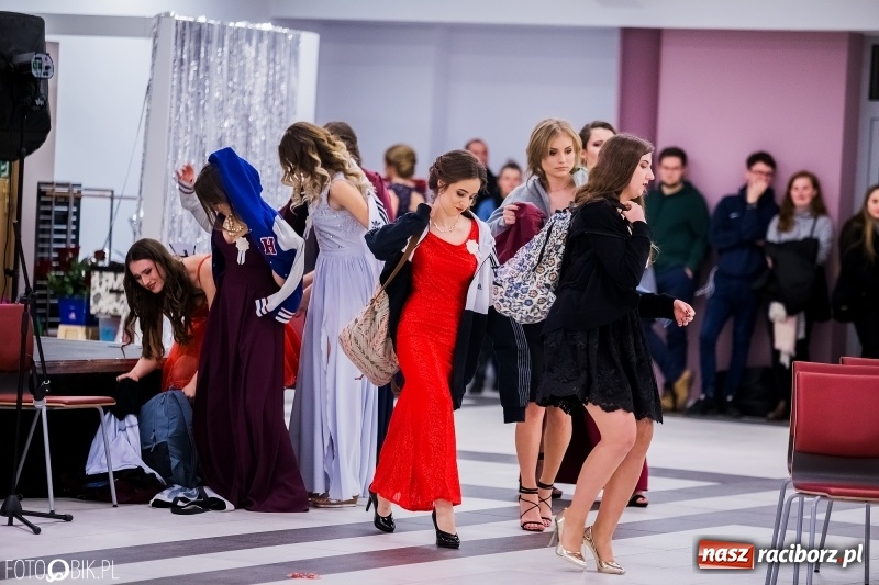 Zdjęcie w galerii na portalu naszraciborz.pl: Poloneza czas zacząć. I LO bawi się w Zakrzowie wiadomości z regionu