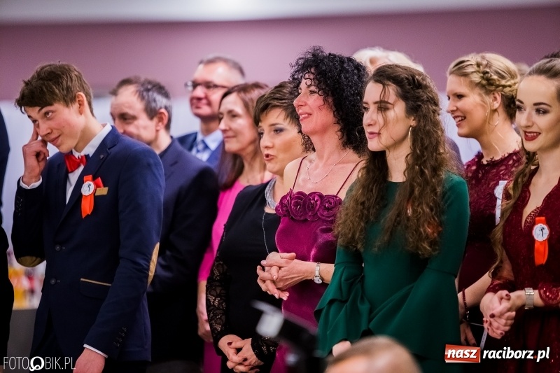 Zdjęcie w galerii na portalu naszraciborz.pl: Poloneza czas zacząć. I LO bawi się w Zakrzowie wiadomości z regionu