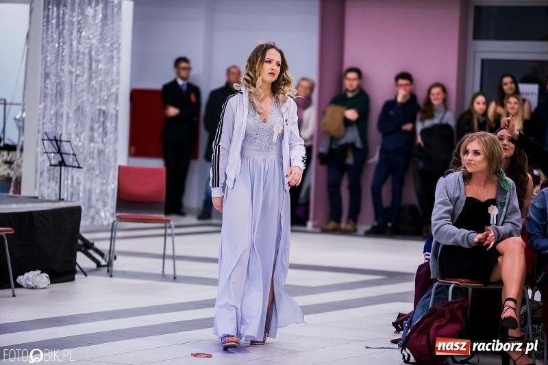 Zdjęcie w galerii na portalu naszraciborz.pl: Poloneza czas zacząć. I LO bawi się w Zakrzowie wiadomości z regionu