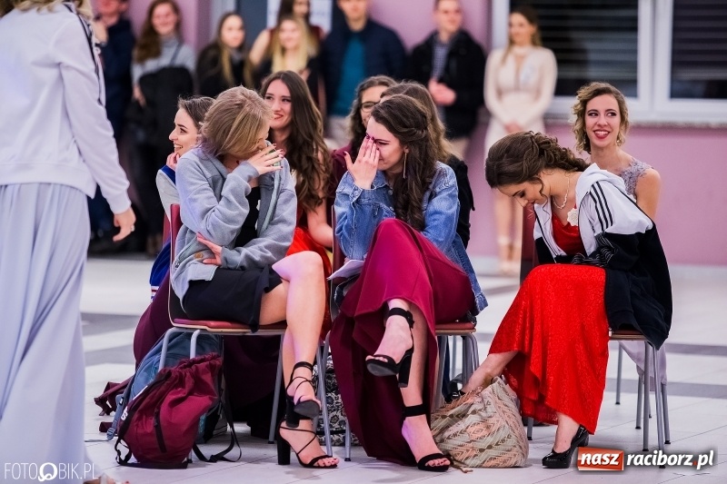 Zdjęcie w galerii na portalu naszraciborz.pl: Poloneza czas zacząć. I LO bawi się w Zakrzowie wiadomości z regionu