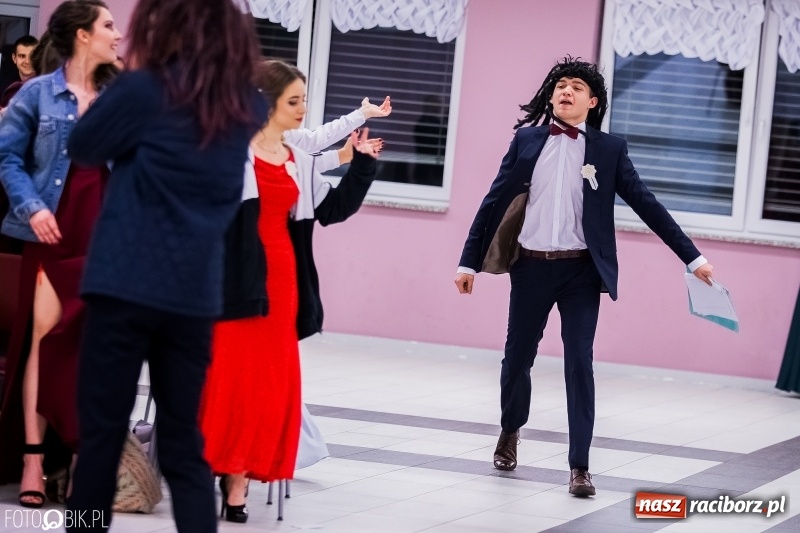 Zdjęcie w galerii na portalu naszraciborz.pl: Poloneza czas zacząć. I LO bawi się w Zakrzowie wiadomości z regionu