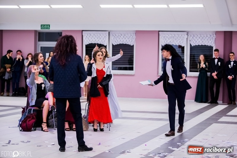 Zdjęcie w galerii na portalu naszraciborz.pl: Poloneza czas zacząć. I LO bawi się w Zakrzowie wiadomości z regionu